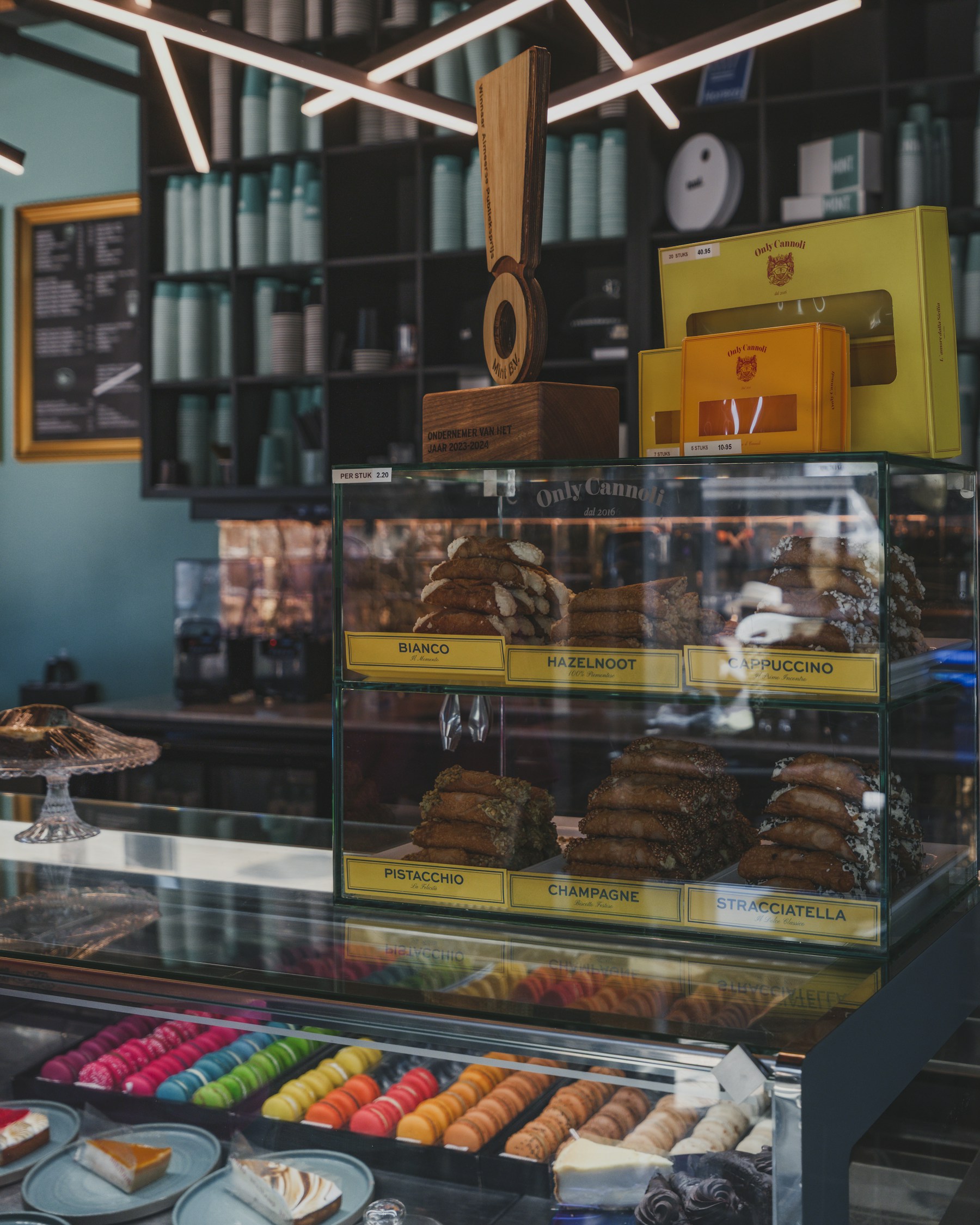 Dessert display counter